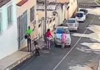 Homem acelera e passa por cima de namorada em atropelamento durante briga