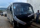 Vídeo: Micro-ônibus apresenta falha no sistema de freios e desce via próximo a Feira Livre em Caetité