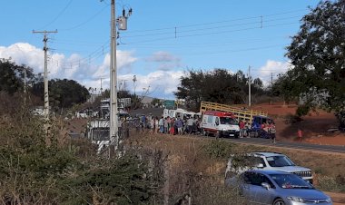 Uma colisão entre caminhão e van deixa saldo de 4 mortos na BR 030