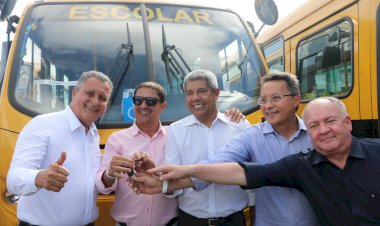 Graças ao esforço de Ivana Bastos municípios recebem ônibus escolares