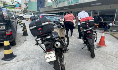 Policiais militares conduzem em segurança até a maternidade mulher em trabalho de parto presa no trânsito de Salvador
