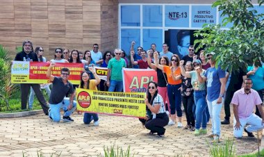 Paralização: Professores da Rede Estadual realizam protesto em frente ao NTE 13
