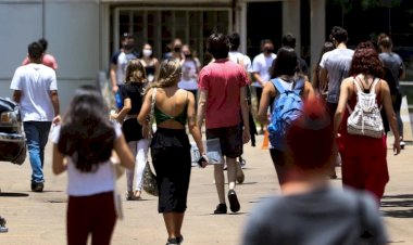 Senado aprova bolsa de R$ 700 para universitário de baixa renda