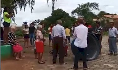 Sem água há 22 dias, moradores protestam no distrito de Maniaçu em Caetité