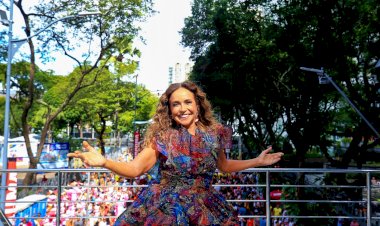No último dia de Carnaval, a Rainha do Axé celebra 40 anos de história e exalta o folião pipoca
