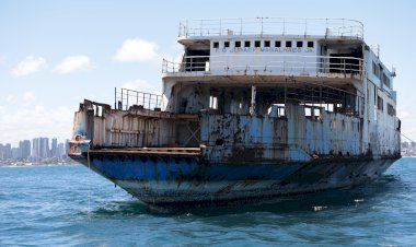Ferryboat é afundado de forma controlada para fomentar o turismo de mergulho