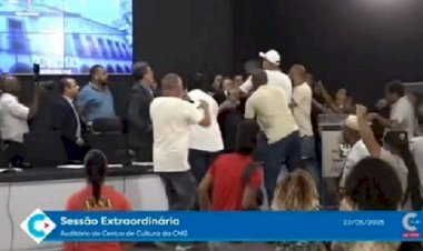 Sessão da Câmara é interrompida após invasão do plenário por servidores