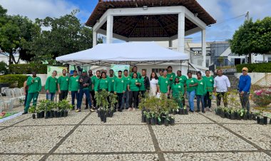 Troca de garrafas por mudas mobiliza moradores de Caetité e Licínio de Almeida no Dia do Meio Ambiente