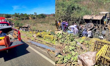 Caetité: Caminhão carregado de bananas tomba e condutor fica preso às ferragens