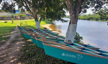 BAMIN entrega canoas sustentáveis a famílias de pescadores de Sambaituba, em Ilhéus