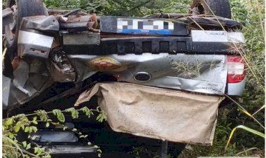 Duas pessoas ficam feridas após carro capotar na BR‑030, em Caetité