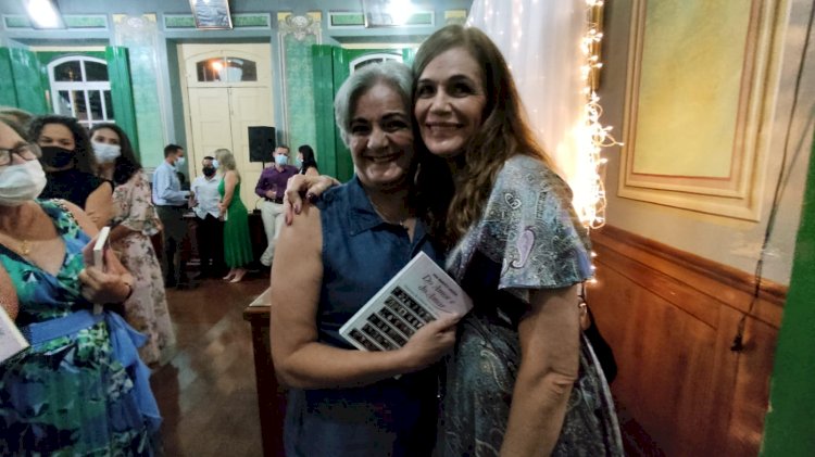 Caetiteense lança livro “Do Amor e do Amar” em Caetité