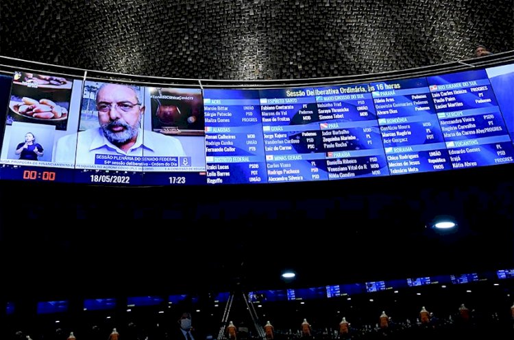 Senado aprova pena maior para injúria racial em eventos esportivos e no humor