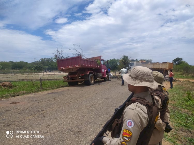 Polícia Militar desobstrui BR 122 após manifestação de populares