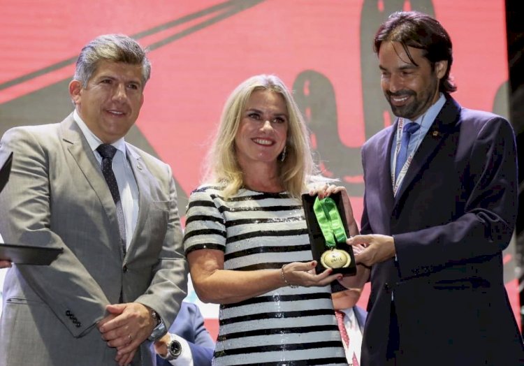 Ivana Bastos recebe Comenda Unale por atuação à frente da entidade
