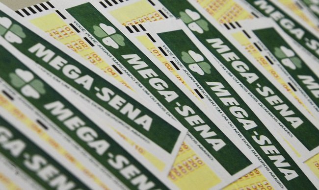 Mega-Sena acumula e sorteio de quarta-feira pode pagar R$ 65 milhões