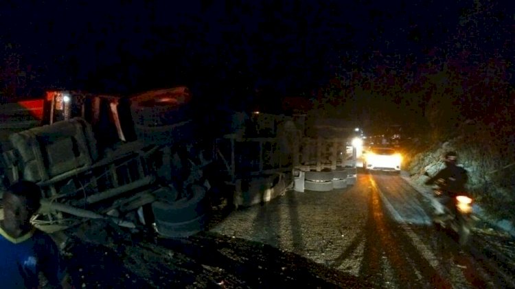 Carreta tomba na BR-030 em Guanambi e interdita pista sentido Caetité