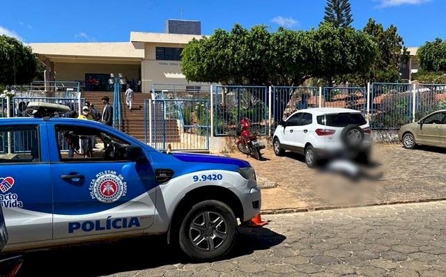 Homem é morto a tiros em frente ao Fórum Cesar Zama em Caetité