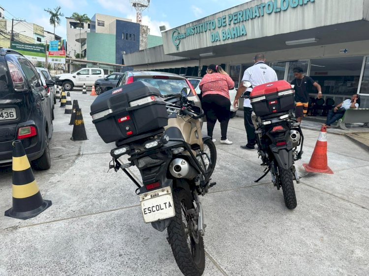 Policiais militares conduzem em segurança até a maternidade mulher em trabalho de parto presa no trânsito de Salvador