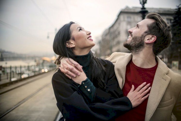 Homens são mais atraentes aos 50 anos e mulheres aos 18, revela estudo