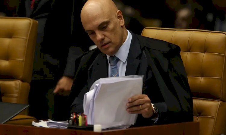 Moraes dá 15 dias para PGR opinar sobre indiciamento de Bolsonaro