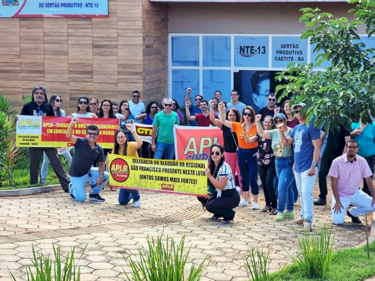 Paralização: Professores da Rede Estadual realizam protesto em frente ao NTE 13