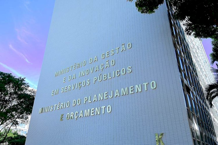 Publicada MP que recompõe salários de servidores federais