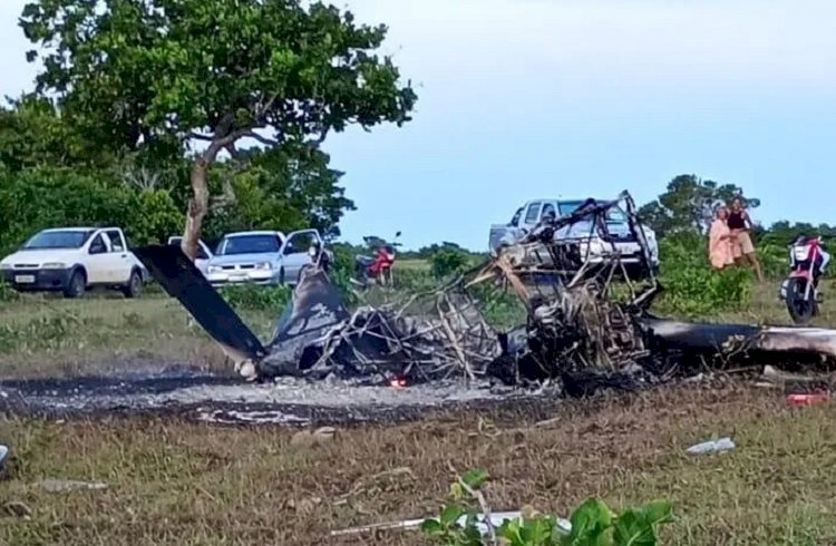 Avião de pequeno porte cai, pega fogo e deixa vítimas na Bahia