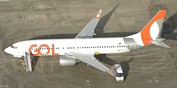 Avião colide com carro na pista ao decolar no Aeroporto do Galeão, no Rio; ninguém se feriu