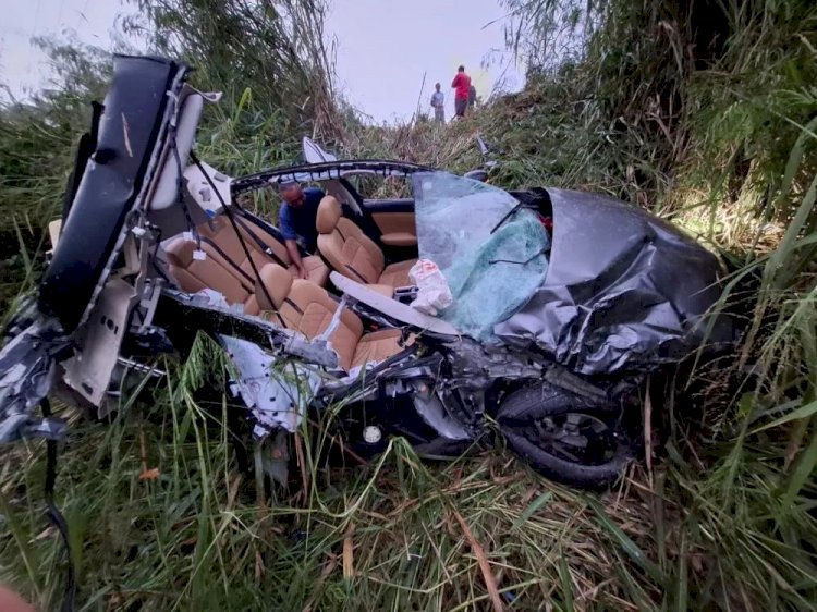 Secretário de Governo de Itapetinga e empresário sobrevivem a grave acidente na BA-263; carro capotou após colisão com animal na pista