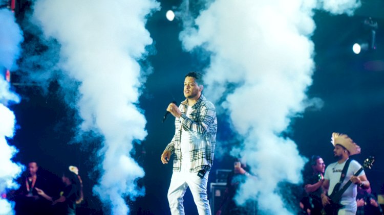 Thiago Aquino transforma forró em arrocha no segundo dia de São João do Parque de Exposições