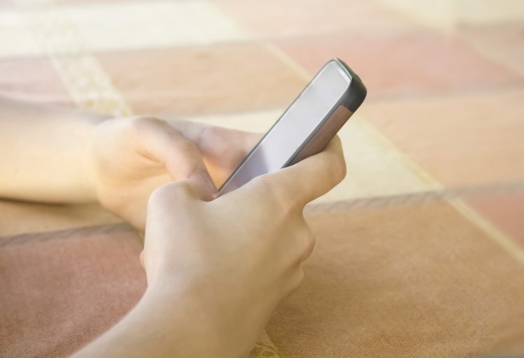 Restrição de redes sociais para menores avança no mundo e pressiona Brasil por regras mais rígidas